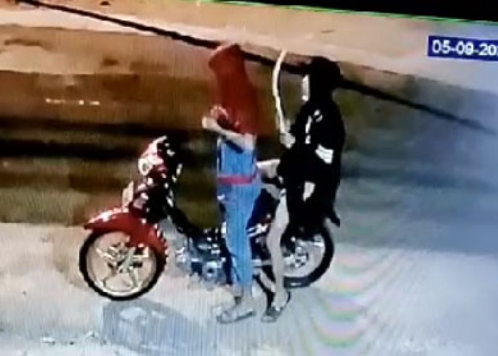 Viral! Video Rekaman CCTV Dua Pemuda Bawa Celurit di Karangmoncol, Diduga Geng Motor