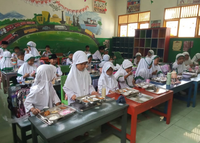 MBG di Madrasah Minim, Baru 7.944 Siswa Cicipi MBG dari Total 49 Ribu