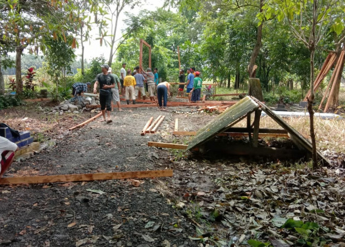  Warga Guyub Bangun Tampat Keranda Makam
