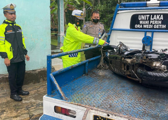 Sepeda Motor Tabrak Truk Tronton Parkir di Purbalingga, Satu Orang Meninggal