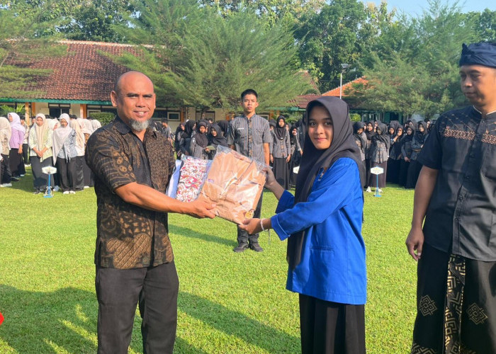 Rayakan Kelulusan Sederhana, Ratusan Siswa di Banjarnegara Bagikan Bansos dan Seragam