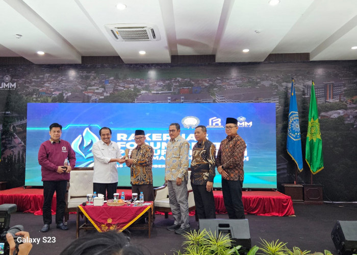 Prof. Dr. Abdul Mu'ti Terima Penghargaan dari Forum Rektor Kampus Muhammadiyah/Aisyiyah
