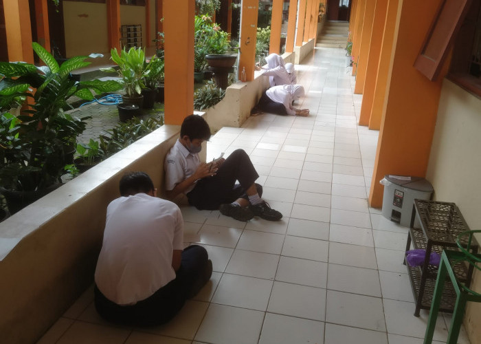 PHB Madrasah di Banyumas ada yang Tersendat Internet, Beberapa Siswa Kerjakan di Luar Kelas