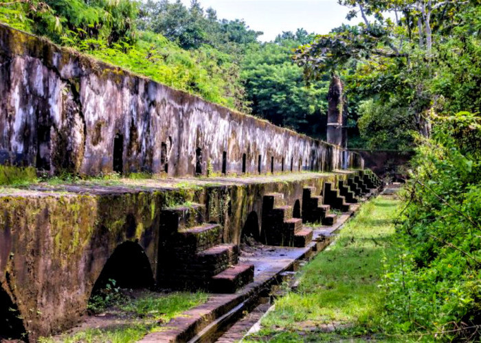 Pesona Sejarah Benteng Pendem di Tepi Pantai Cilacap