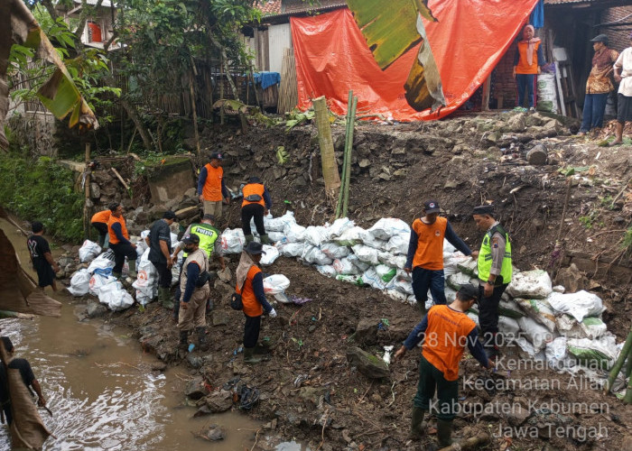 Longsor Wanasara Sumbat Aliran Sungai