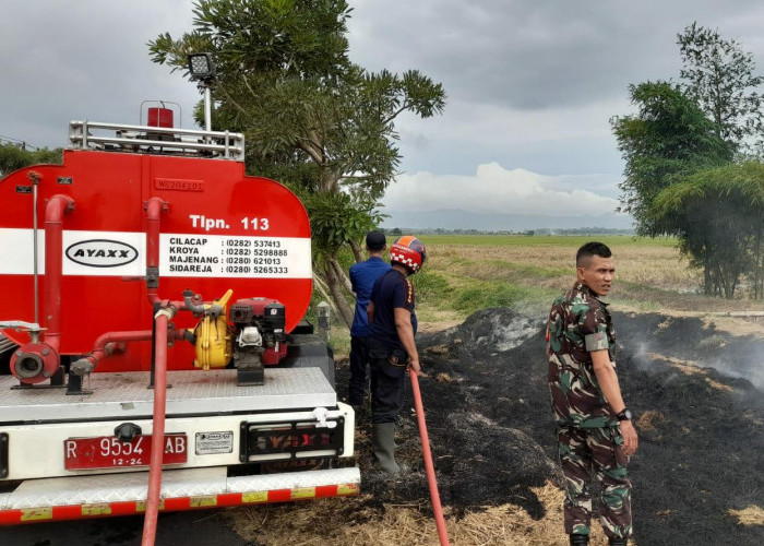 Asap Tebal dari Pembakaran Jerami Ganggu Pengguna Jalan di Danasri Kidul Cilacap