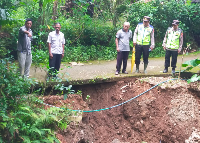 Bahu Jalan Akses Desa Karangrejo Kebumen Amblas Akibat Longsor
