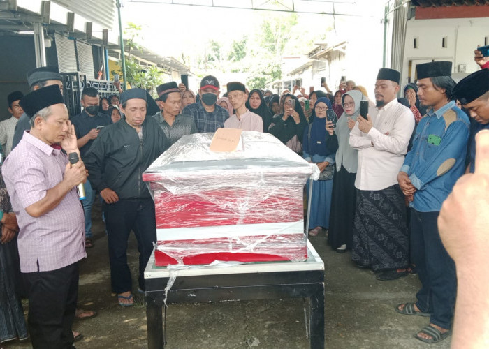 Irawan, Warga Cilacap Korban Longsor Tambang Freeport Dimakamkan, Tinggalkan Istri dan Dua Anak