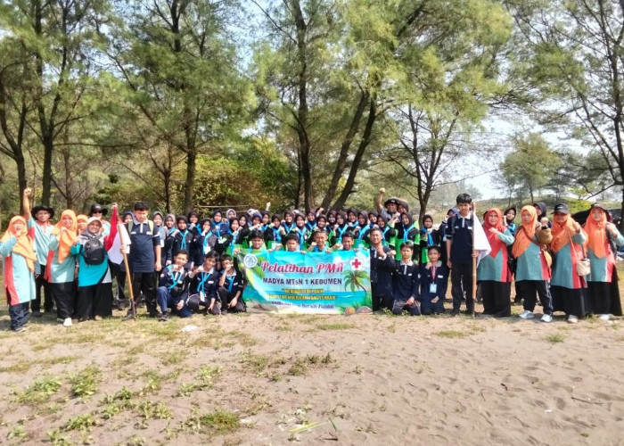 Puluhan Siswa Gelar Aksi Bersih Pantai Bocor Kebumen