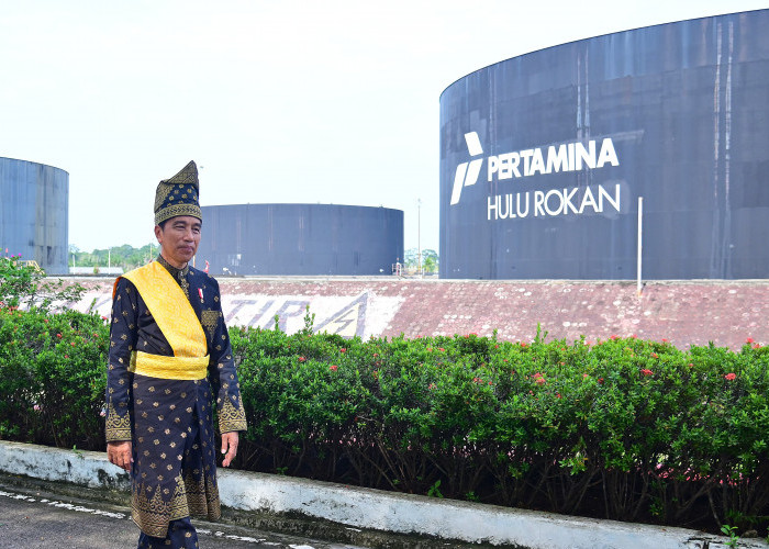 Pimpin Upacara Hari Lahir Pancasila di Lapangan Garuda Pertamina Hulu Rokan Jokowi Kenakan Pakaian Adat Melayu