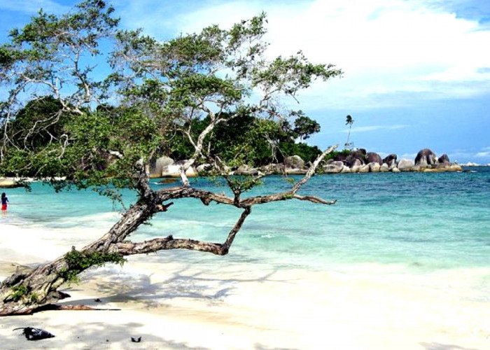 Keindahan Alam Pantai Pasir Putih di Pulau Nusakambangan Cilacap