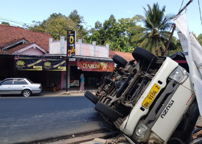Truk Boks Terguling di Banyumas usai Stir Tak Berfungsi, Tiang Lampu Roboh, Sopir dan Kernet Terluka