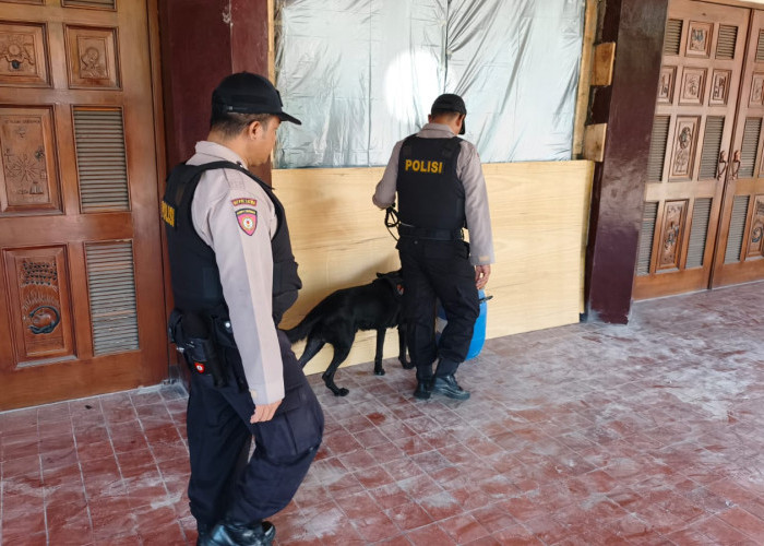 Jelang Ibadah Natal, Polres Purbalingga Lakukan Sterilisasi Gereja Menggunakan Anjing Pelacak