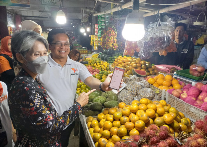 Pedagang Pasar Gede Cilacap Terapkan Pembayaran Non Tunai Gunakan Aplikasi QRIS