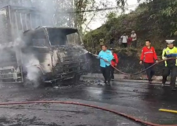 Truk Fuso Pengangkut Permen Terbakar Habis di Ruas Jalan Karangpucung