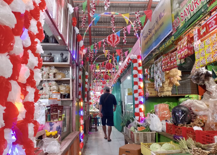 Pedagang Hias Pasar Cilongok , Puluhan Lorong Semarakkan HUT RI di Banyumas