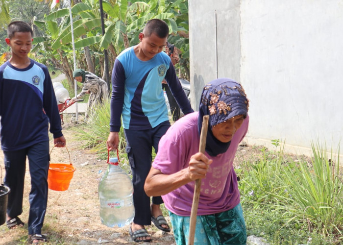 Santri Insan Mulia Muhammadiyah Gandrungmangu Ikut Bagikan Air Bersih