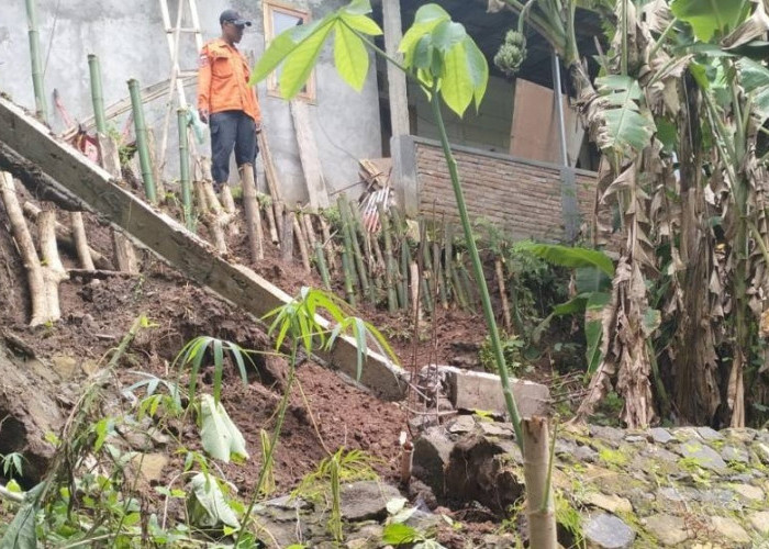 Longsor Ancam Rumah Warga Kedungdowo