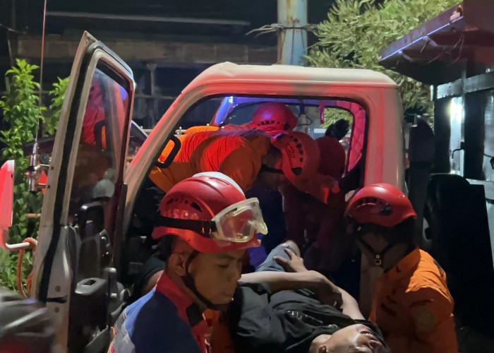 Laka Lantas Dini Hari di Banyumas, Sopir Dump Truck Terjepit