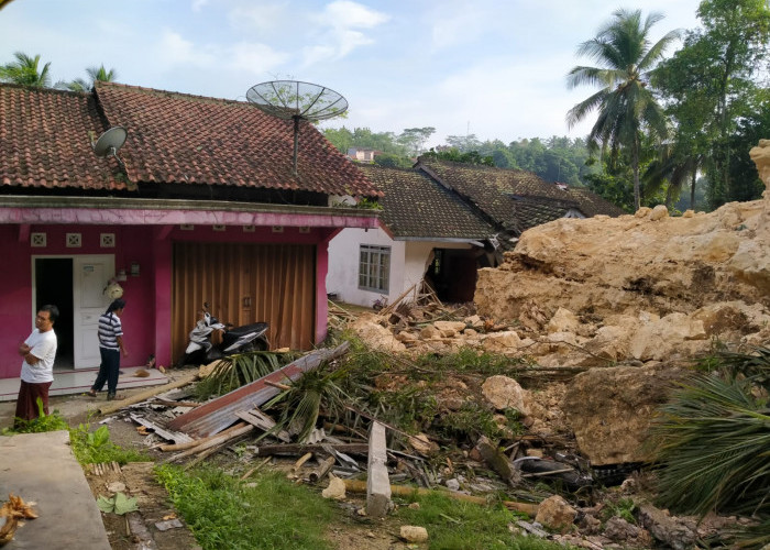 Tiga Rumah Terdampak Longsor Tebing Kapur di Darmakradenan