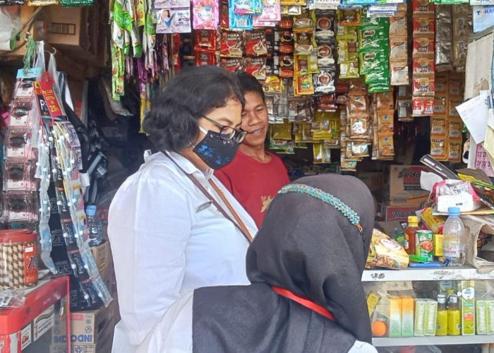 Tim Monitoring BDKT Dinperindag Kabupaten Purbalingga Kembali Temukan Makanan Kedaluwarsa