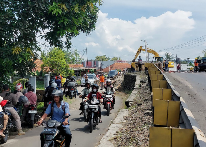 Arus Lalin Padati Kedua Arah, Hari Pertama Penutupan Jembatan Karanganyar Kebumen