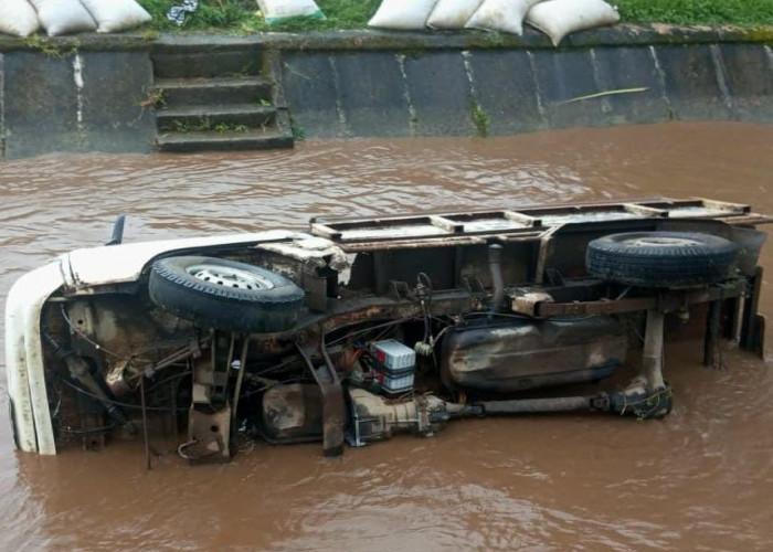 Damkar Evakuasi Mobil Pikap Milik Kadus Nusa Indah Cilacap yang Terperosok ke Parit