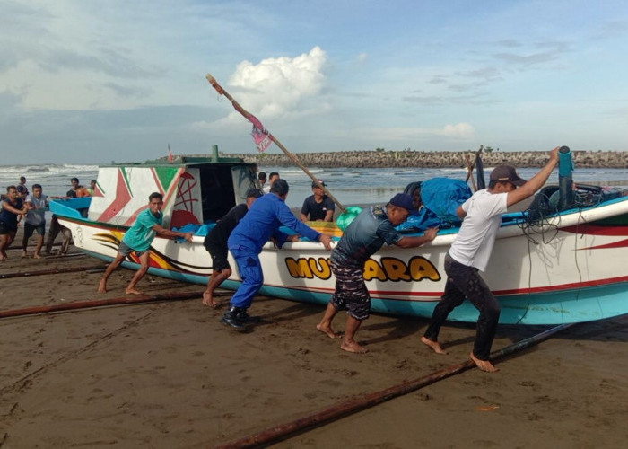 Perahu Nelayan Terbalik di kawasan Borderan Pantai Logending, Empat ABK Selamat