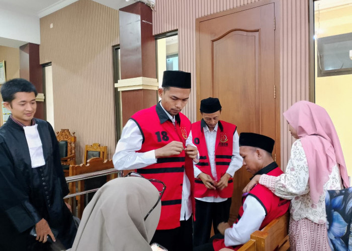 Tiga Terdakwa Kasus Tambang di Banyumas Dituntut 1 Tahun, Keluarga Menangis