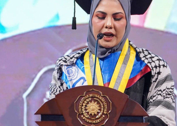 Mahasiswa Palestina Wisuda: Bangga Bisa Kuliah dan Dapat Beasiswa di UMP”