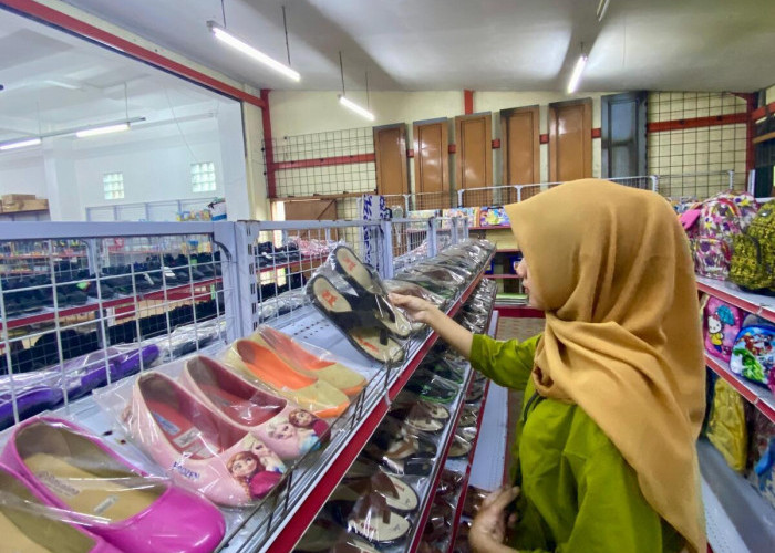 Metro Banaran Purwokerto Beri Diskon Sandal hingga 50 Persen