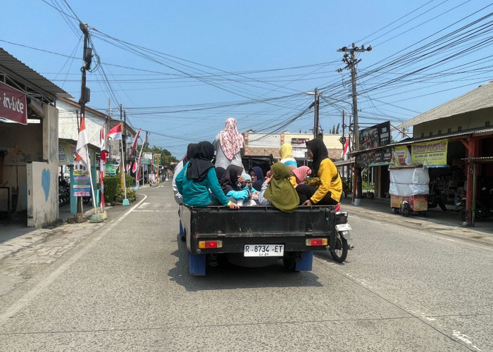 Mobil Bak Terbuka Angkut Penumpang Masih Sering Dijumpai di Cilacap