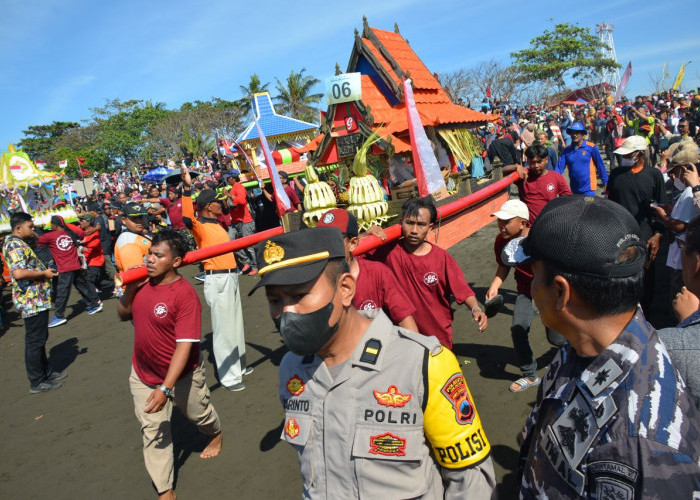 Sembilan Jolen Dilarung ke Pantai Nusakambangan Timur pada Prosesi Sedekah Laut