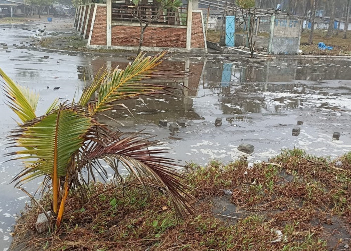 Gelombang Tinggi Terjang Pantai Selatan Kebumen, Rusak Puluhan Kios Pedagang