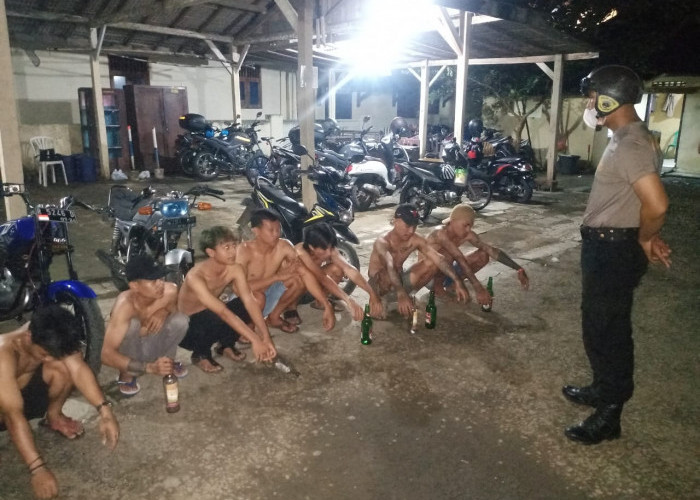 Razia Miras, 12 Pemuda di Jatilawang Disuruh Jalan Kaki Sepanjang 2 Km