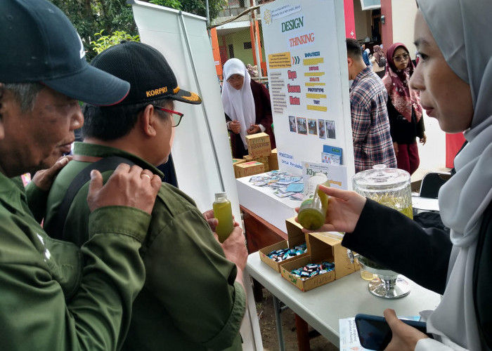 Pameran P5, MTs Sains Karimiyya Bagikan Ratusan Botol Jus Binahong Karya Peserta Didik