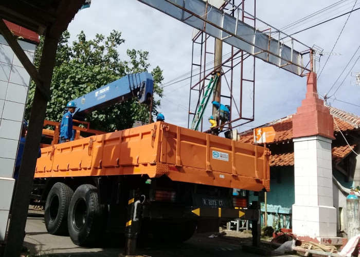 Dinilai Membayakan, Baliho Raksasa di Jalan Teri Cilacap Diturunkan