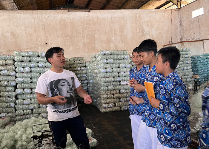 Siswa SMP Muhammadiyah 1 Kroya Outing Class ke Pabrik Sohun