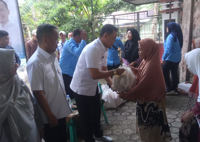Bupati Fahmi dan Rofik Hananto Salurkan 135 Paket Sembako ke Warga Desa Arenan Purbalingga
