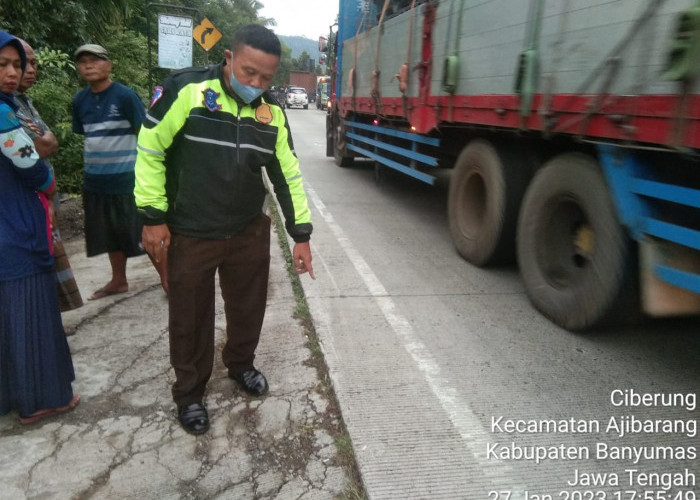 Salip Truk Trailer di Jalan Raya Ajibarang - Cilongok, Pengendara Motor Tewas Ditempat