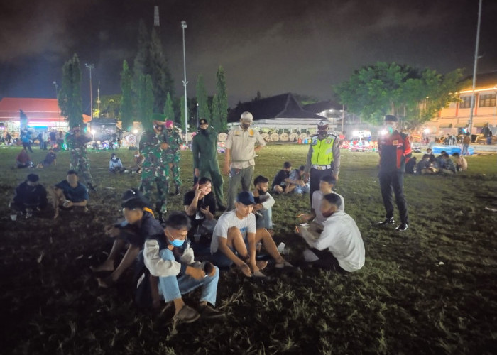 Satpol PP Cilacap Beri Teguran Persuasif pada Pengamen Alun-Alun