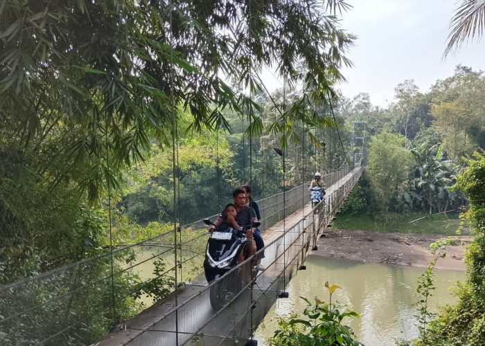 Jembatan Gantung Jadi Jalur Andalan, Pengendara Motor Cari Akses Selama Perbaikan Jembatan Serayu Banyumas
