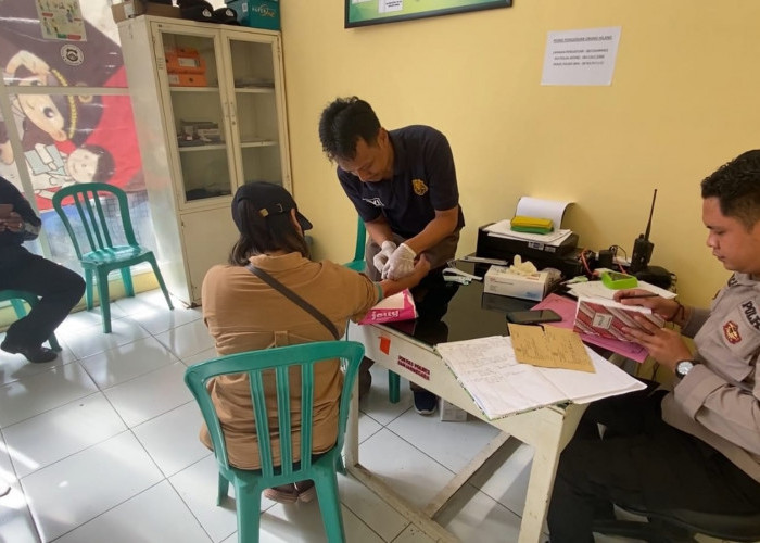  Petugas Posko Aduan Orang Hilang Ambil Sample Keluarga Korban