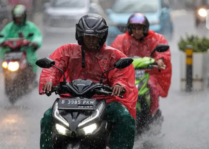 6 Tips Aman Berkendara Motor Matic Saat Musim Hujan yang Bisa Kalian Ikuti