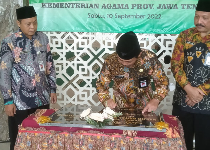  Prasasti Masjid Baitul Ma'mur MAN 2 Banyumas Ditandatangani KaKanwil Kemenag Jateng