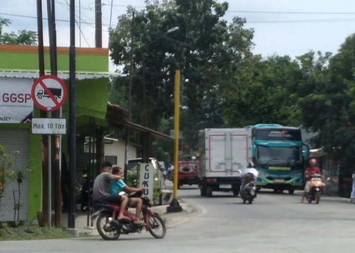 Pelanggar Lalu Lintas Banyak Ditemukan di Simpang Empat Mewek