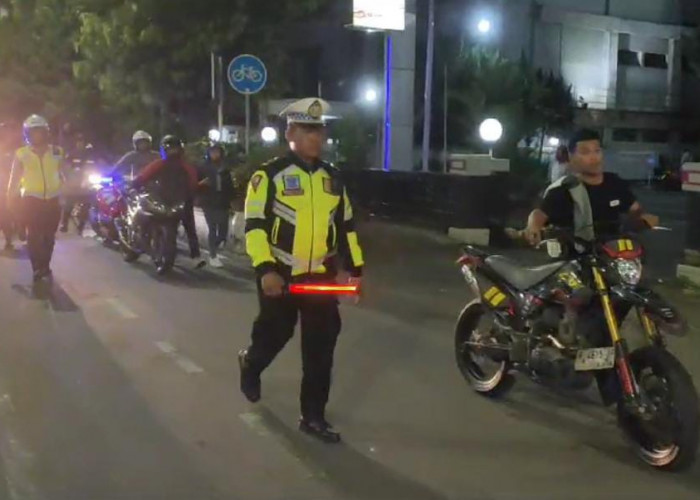 Terjaring Razia, Puluhan Pemotor Berknalpot Brong di Purwokerto Dorong Motor ke Kantor Polisi