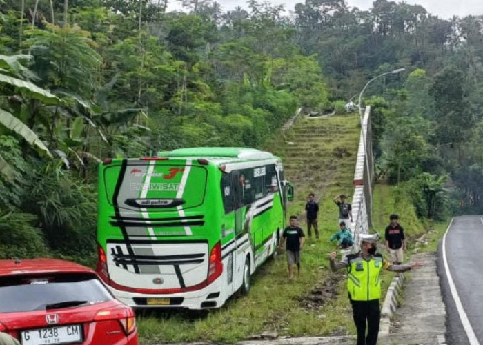 Rem Blong, Bus Pariwisata Angkut Siswa RA Mamba'ul Huda Masuk ke Jalur Penyelamat Bayeman