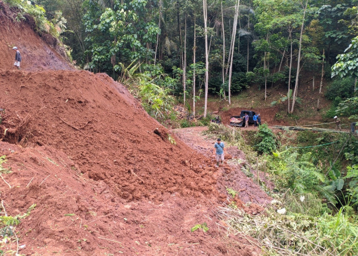 Jalan Penghubung di Kecamatan Dayeuhluhur - Wanareja Amblas dan Tertimbun Tanah Longsor 