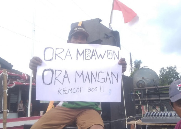 Puluhan Warga Desa Sikampuh Geruduk Kantor Desa, Soroti Transparansi Anggaran dan Kebijakan Pertanian